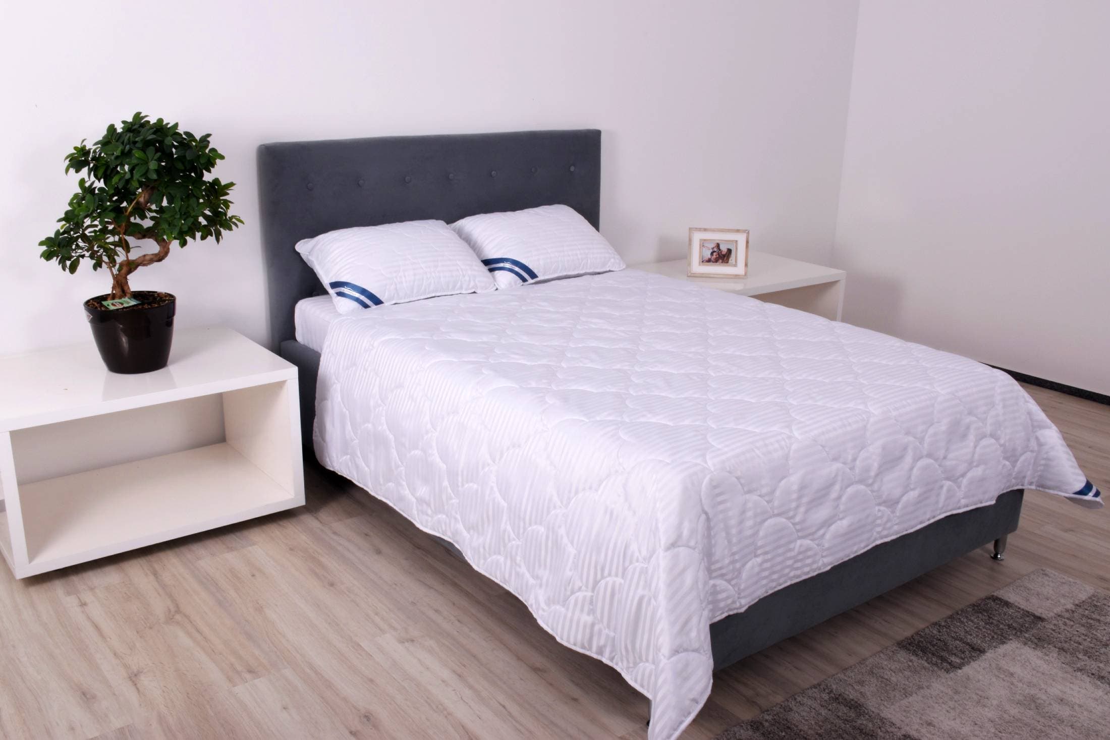 Pilota 150×200 cm microfibra striata, SomnART premium, alba matlasata model nor mare, 400 g, de iarna
